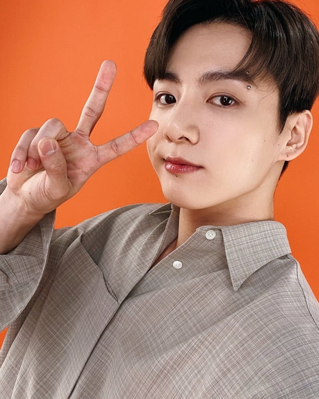 방탄소년단 정국, 애교 가득 보조개 미소로 함께 추는 '퍼미션 투 댄스' 챌린지