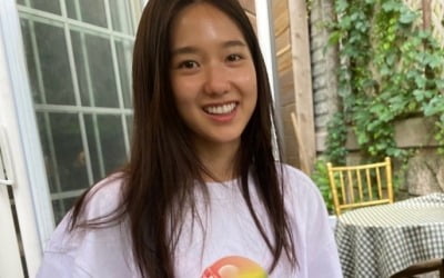 '전현무♥' 이혜성, 빵 두고도 맞은편에 뺏긴 시선…눈에는 하트 [TEN★]
