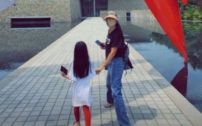 고소영♥장동건 딸, 8살에 완성형 DNA…곧 엄마 키 뛰어넘겠네 [TEN★]