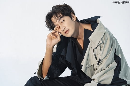 '이선빈♥' 이광수, 무결점 피지컬+독보적 분위기…화보 비하인드 컷 공개