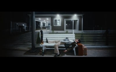 [공식] AKMU 이찬혁·자이언티의 유쾌한 '초월자유', 'BENCH' 뮤비 공개