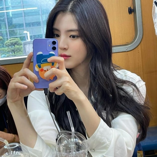 "뽀뽀" 한소희 거울셀카에 대놓고 고백…연애 중인 줄 알겠네 [TEN★]