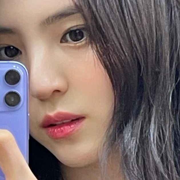 "뽀뽀" 한소희 거울셀카에 대놓고 고백…연애 중인 줄 알겠네 [TEN★]