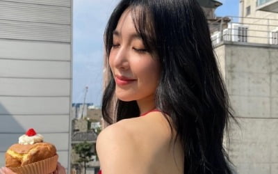티파니 영, 32번째 생일 맞아 깊게 파인 레드 드레스…고급스러운 딸기 느낌 [TEN★]