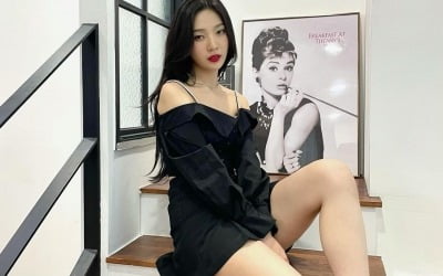 레드벨벳 조이, 오프숄더 미니 원피스로 드러낸 직각 어깨+각선미 '고혹적' [TEN★]