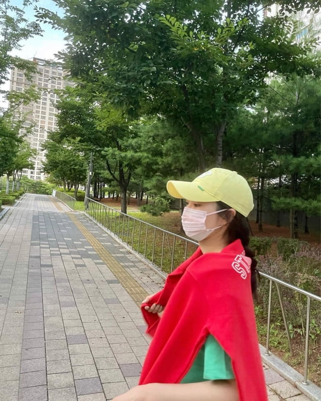  '전진♥' 류이서, 신호등 패션…의도치 않은 '안전제일' [TEN★]