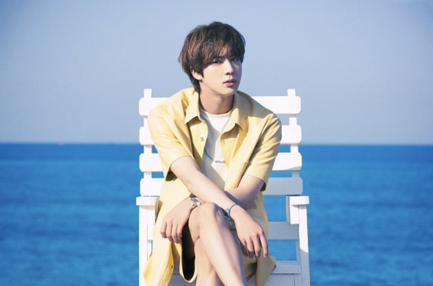 방탄소년단 진, 빈티지 캠에서도 숨겨지지 않는 청량美 발산