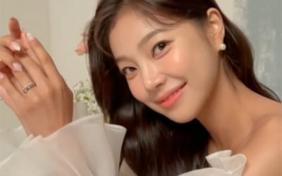 '오창석♥' 이채은, 넷째 손가락에 반지 "마음이 간지럽"…약혼식 가도 될 화이트룩 [TEN★]