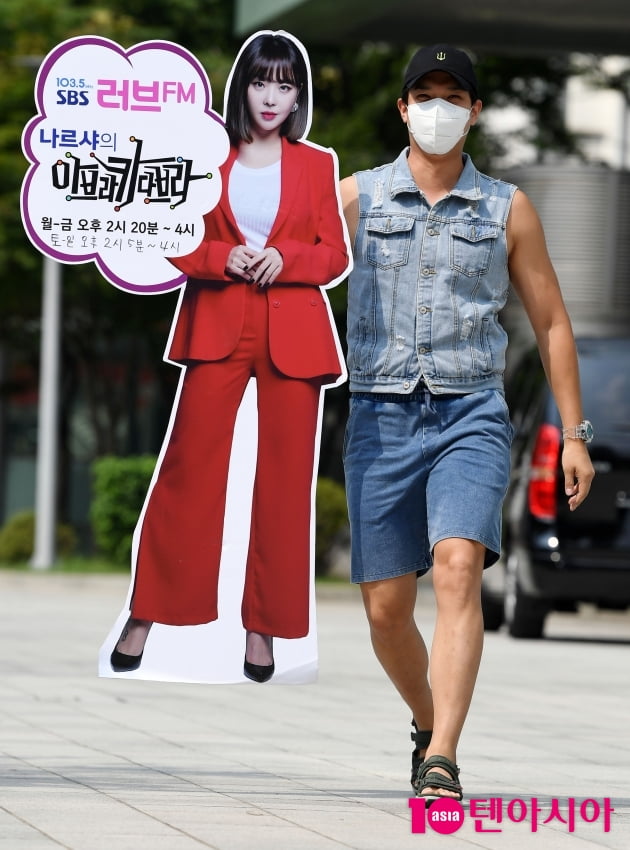 [TEN 포토] 류지광 '나르샤 등신대 들고 터프한 발걸음'