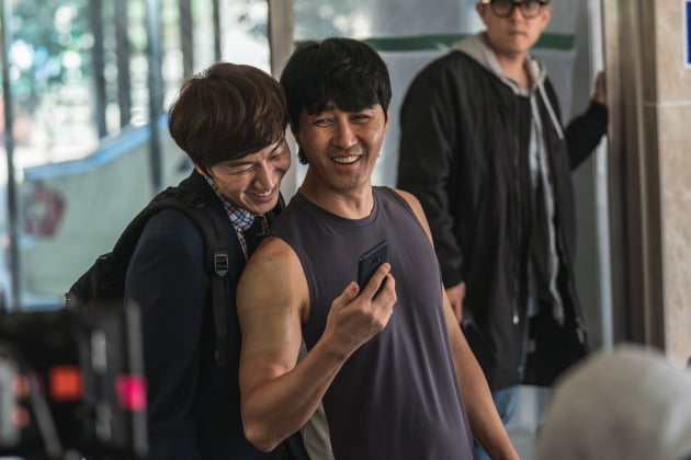'싱크홀' 속 이광수(왼쪽), 차승원/ 사진제공=쇼박스