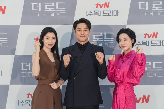 배우 윤세아(왼쪽부터), 지진희, 김혜은이 4일 오후 온라인 생중계된 tvN 새 수목드라마 '더 로드 : 1의 비극' 제작발표회에 참석했다. /사진제공=tvN