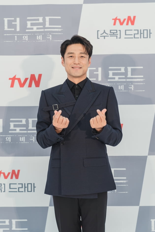 지진희는 '더 로드'에서 특종 보도를 앞두고 아들을 유괴 당한 비극적 사건에 휘말리는 국민 앵커 백수현 역을 맡았다. /사진제공=tvN