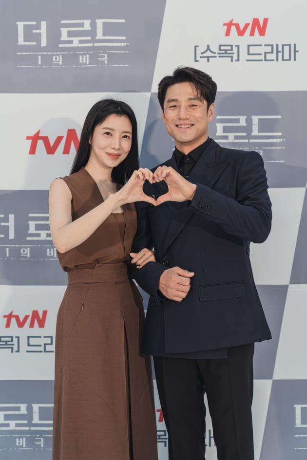 윤세아와 지진희가 '더 로드' 제작발표회에 참석해 포즈를 취하고 있다. /사진제공=tvN