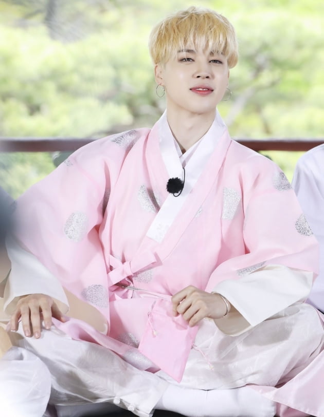 '달려라 방탄' 지민, 전대미문 꽃도령 등장…민속촌을 런웨이로