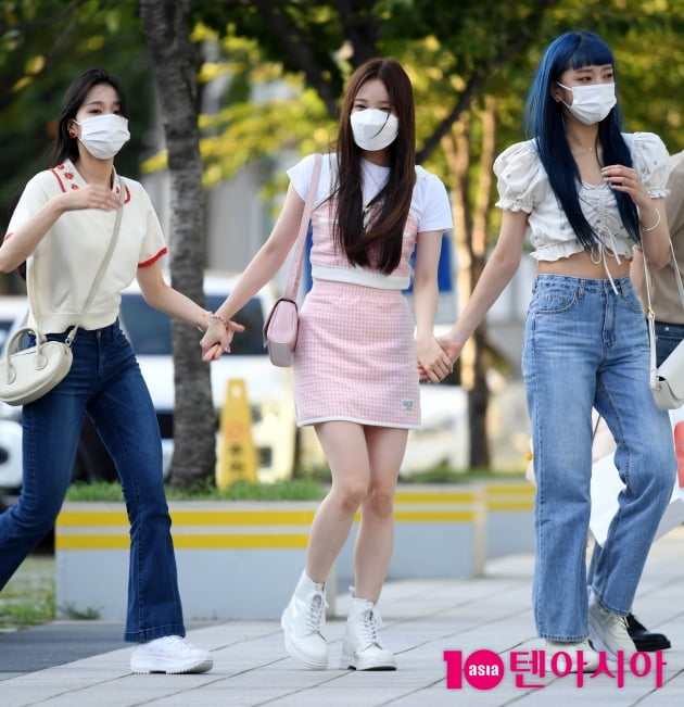 [TEN 포토] 위클리 지한-이수진-박소은 '손 꼭 잡고 출근중'