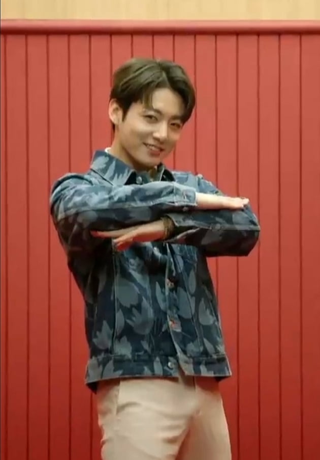 방탄소년단 정국, 휴대폰 광고 안에서 드러난 .매혹적 남성미