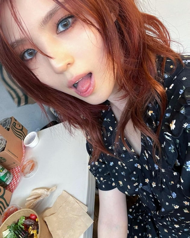 한소희, 누드핑크톤의 몽환적 비주얼…꽃원피스 입은 나비 [TEN★]