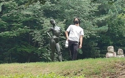 김성주 아들 김민국, 누드 동상과 찰칵 "나도 벗어야 하나 고민" [TEN★]