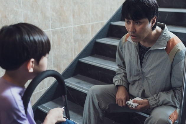 '싱크홀' 차승원, 친근한 동네 아저씨…'낙원의 밤'과 180도 다른 모습