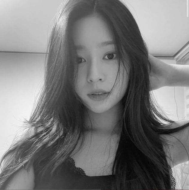 아이즈원 출신 김민주, 흑백으로 가릴 수 없는 청순美[TEN★]