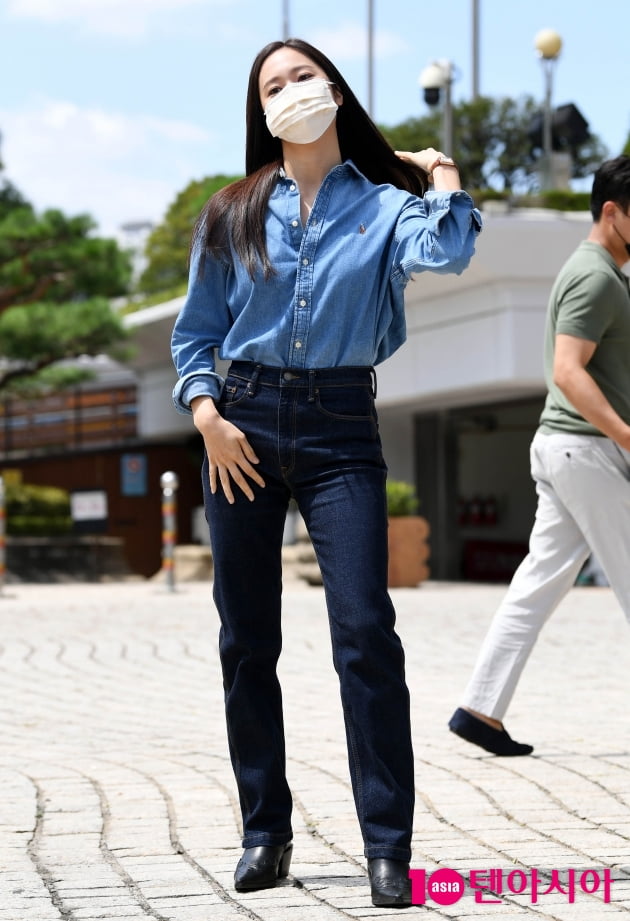 [TEN 포토] 크리스탈 '청청패션도 완벽하게 소화'