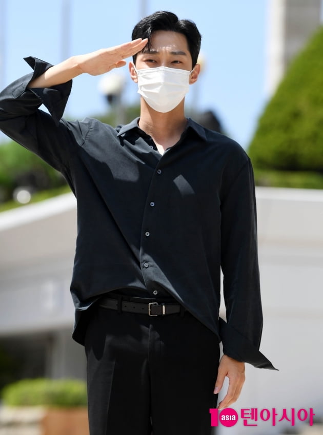 [TEN 포토] 진영 '경찰처럼 멋진 거수경례'