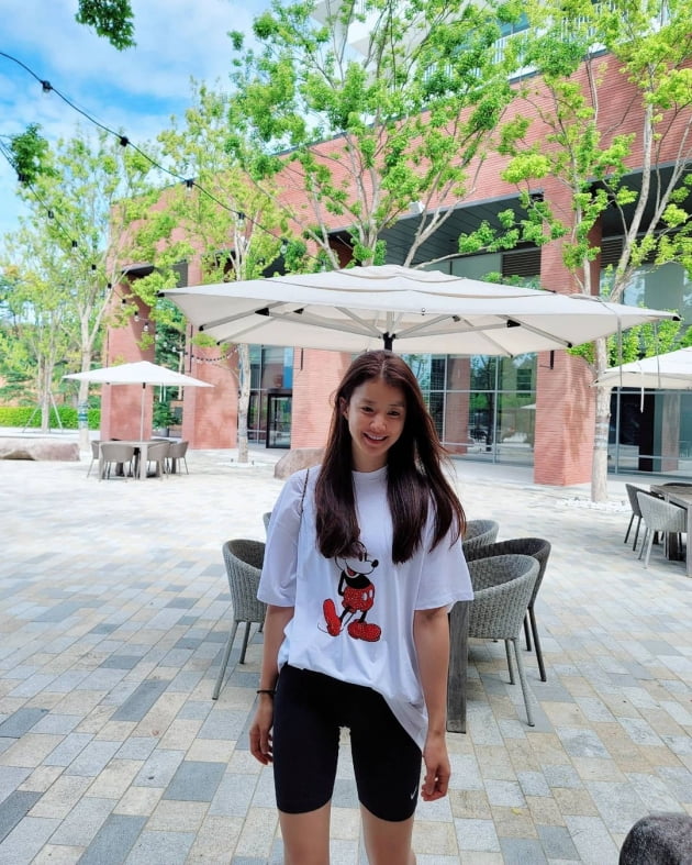 '연매출 25억 사업가♥' 이시영, C사 명품백으로 리조트 휴양지룩 완성 [TEN★]