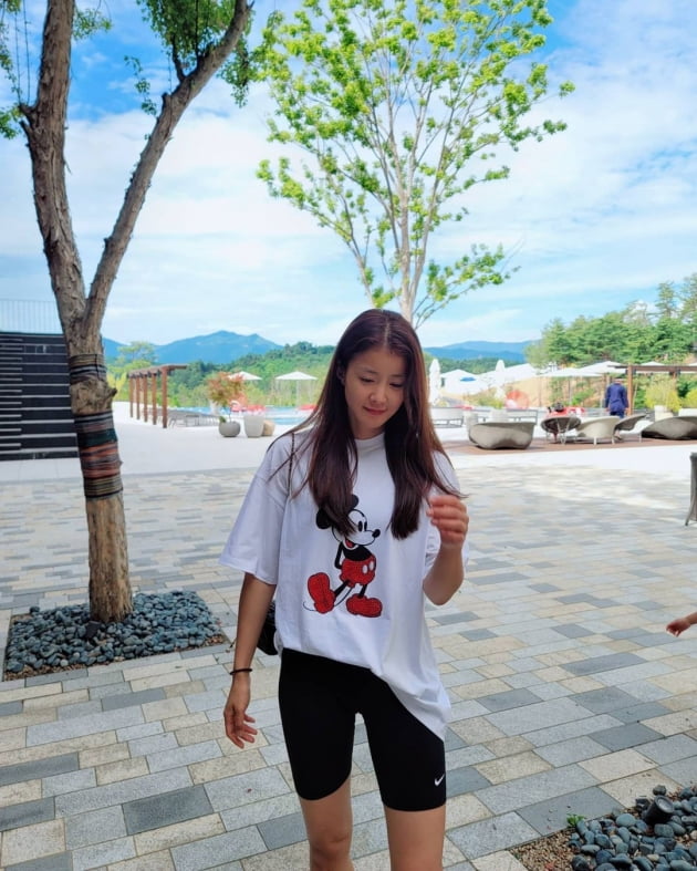 '연매출 25억 사업가♥' 이시영, C사 명품백으로 리조트 휴양지룩 완성 [TEN★]