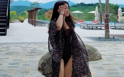 '연매출 25억 사업가♥' 이시영, C사 명품백으로 리조트 휴양지룩 완성 [TEN★]