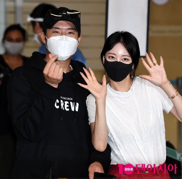한예슬♥류성재, 커플링끼고 포즈 취하며 美서 '당당하게' 귀국