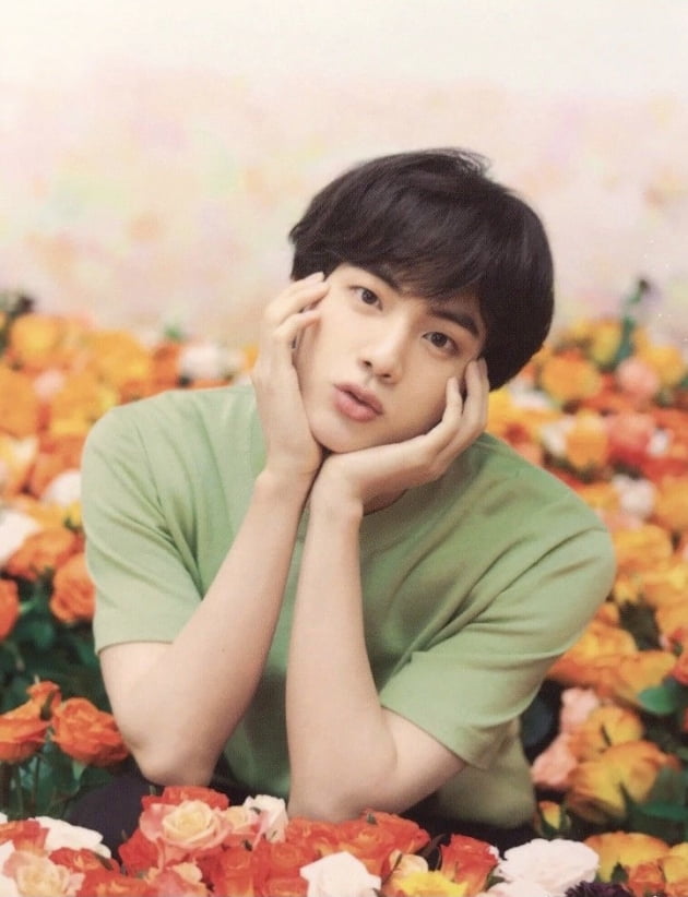 방탄소년단 진. "아미가 꽃이지" 위버스 이어 라이브 방송으로 전한 팬사랑