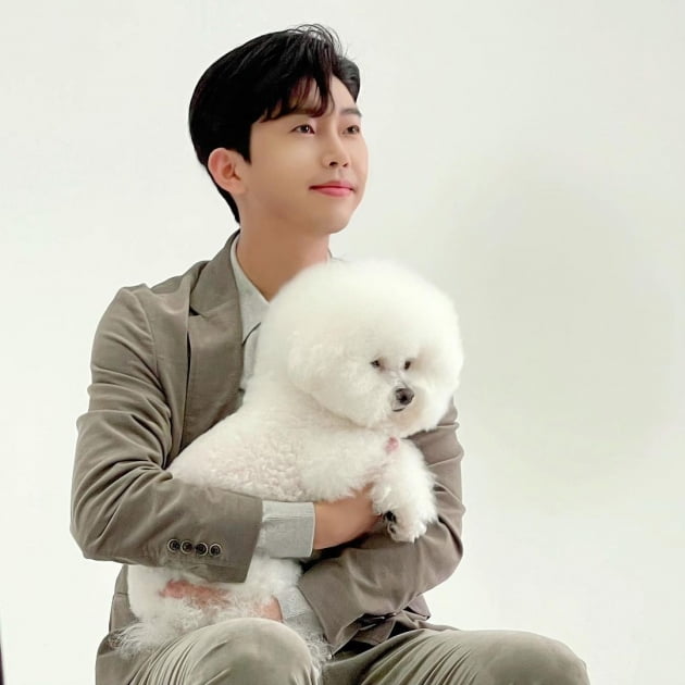 임영웅, 강아지 품에 안고 순둥 '멍뭉미'…심쿵 유발 [TEN★]