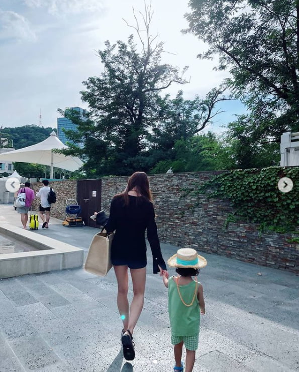'연매출 25억 사업가♥' 이시영, 핫팬츠입고 과감하게...완벽한 각선미[TEN★]