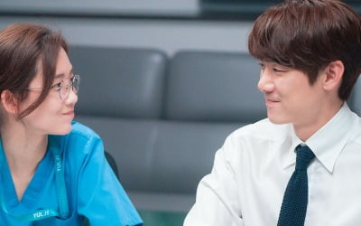 유연석♥신현빈, 연애전선 이상無…여전히 달달 눈맞춤 ('슬의생2')