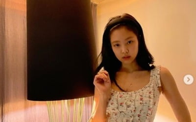 제니, 민낯에 프릴 원피스…청순 젠득이 오랜만이네 [TEN★]