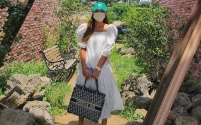 '이완♥' 이보미, 수천만원 시계+명품 C사 샌들 신고 제주 여행 중 "산방산" [TEN★]