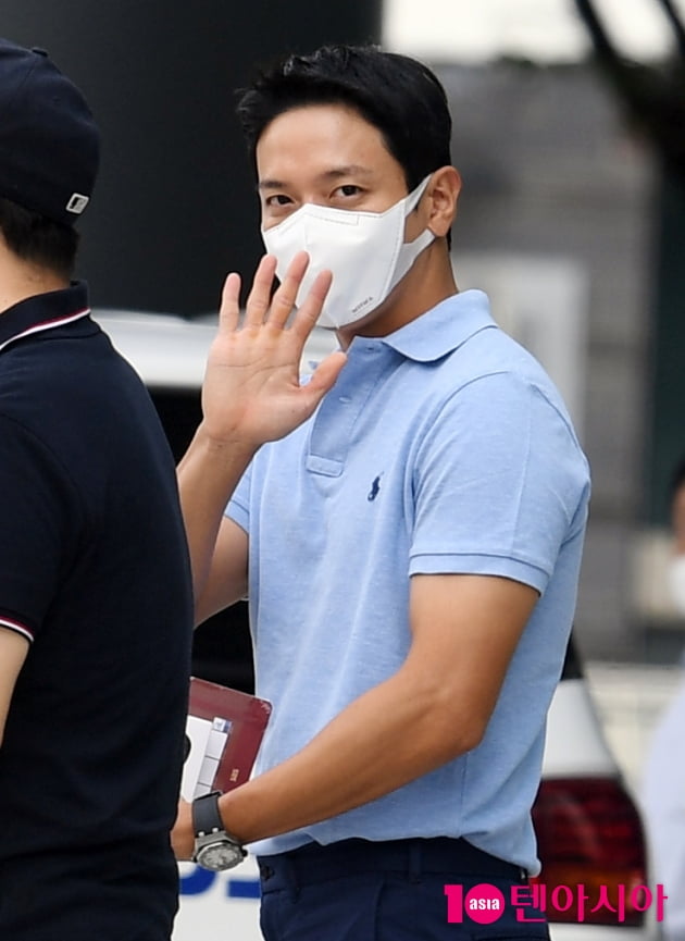 [TEN 포토] 정용화 '터질듯한 근육질 팔뚝'
