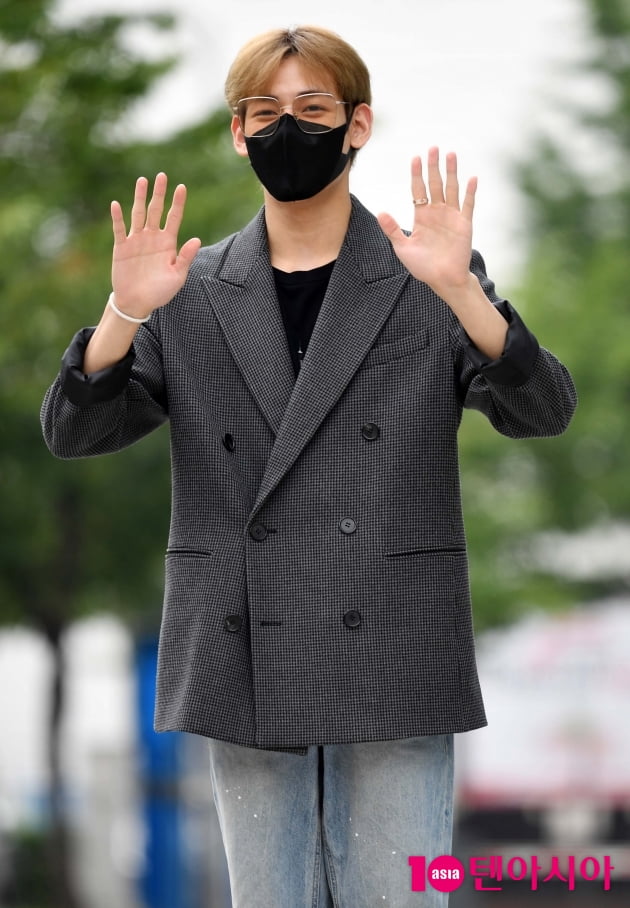 [TEN 포토] 갓세븐 뱀뱀 '훈내 진동하는 인사'