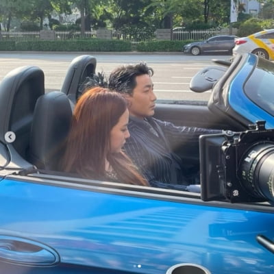 송지효, 하도권과 손 깍지낀 뒤 오른 스포츠카[TEN★]