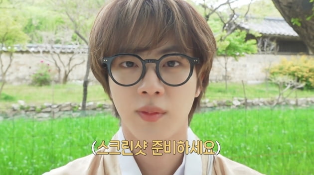방탄소년단 진, 관상가로 변신해 30초 동안 눈싸움.."힌트는 내 손안에"