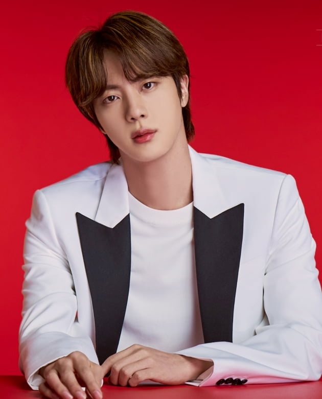 방탄소년단 진, RED보다 더 강렬한 눈빛으로 팬심 저격수 변신