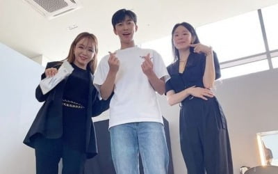임영웅, 양말 선물에 리사·임정희 행복…롱다리 3인방 '눈길' [TEN★]