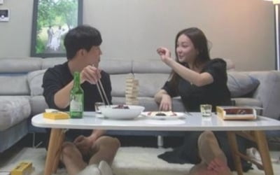 "손만 잡고 잘 수 있어?"…'돌싱글즈' 이아영X추성연, 동거 첫 날 19금 게임