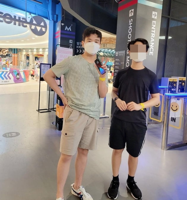 가수 윤민수의 아들 윤후(왼쪽)./ 사진=인스타그램 캡처