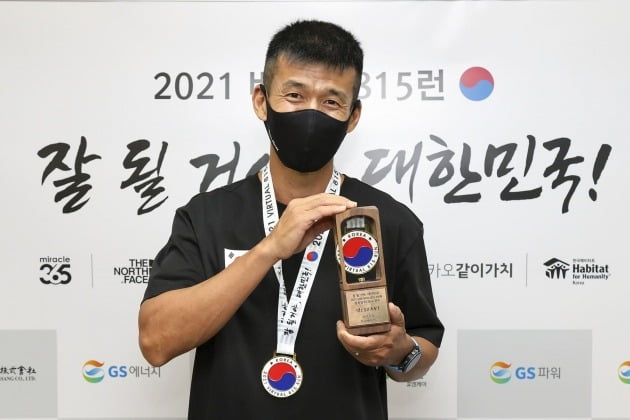 가수 션이 8월 15일 광복절을 맞아 81.5km 마라톤 완주에 성공, 8억여 원의 기부금을 전달했다. / 사진제공=YG엔터테인먼트