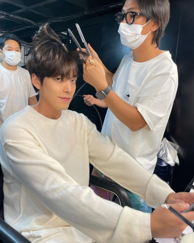 김우빈, '♥5살 누나 신민아'가 또 심쿵할 눈빛 '스윗+듬직' [TEN★]