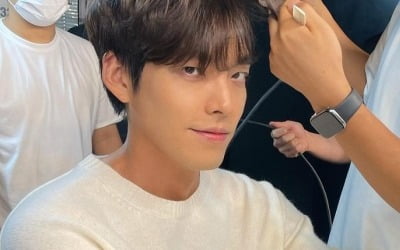김우빈, '♥5살 누나 신민아'가 또 심쿵할 눈빛 '스윗+듬직' [TEN★]