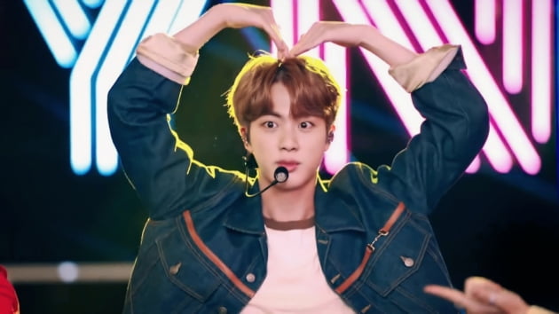 방탄소년단 진, 수준급 롤러스케이트 실력..만능스포츠맨 면모 발산