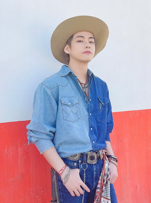 방탄소년단 뷔, 자작곡 '윈터 베어' MV 7800만 뷰 돌파... 영상 감독까지 뛰어난 재능