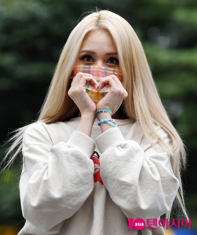 [TEN 포토] 전소미 '청순미 넘치는 하트'
